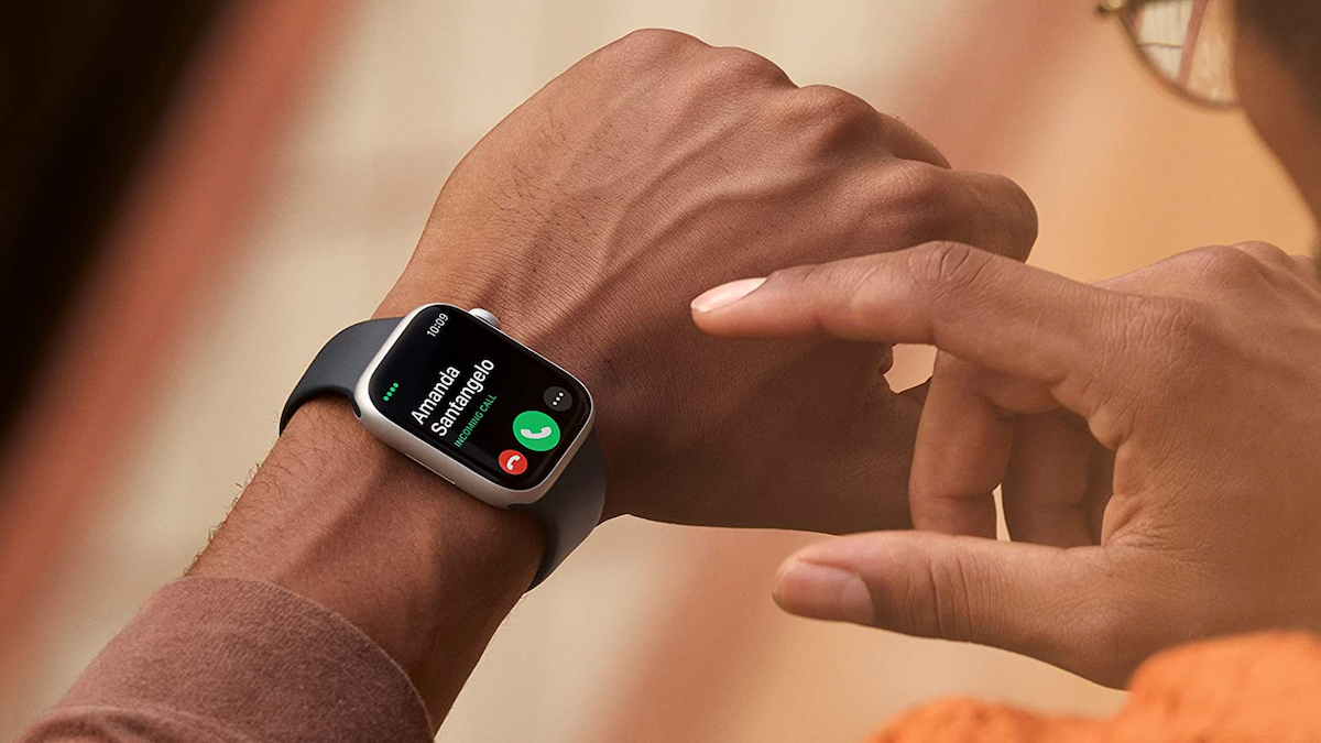 Mulher recebendo uma chamada em um smartwatch da Apple.