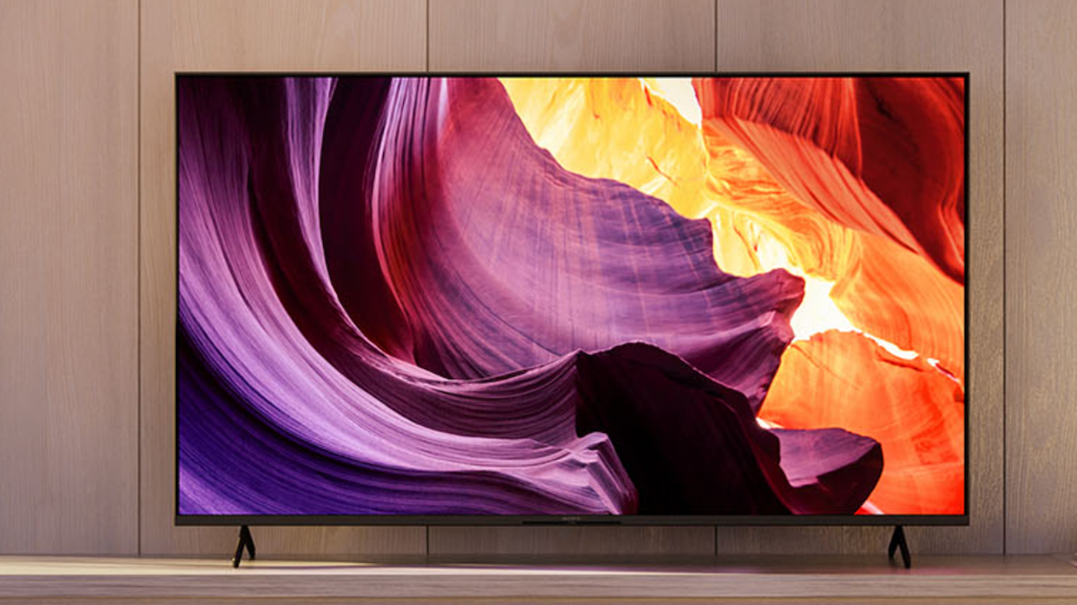 TV Sony 85 polegadas 4K Ultra HD em suporte de madeira.