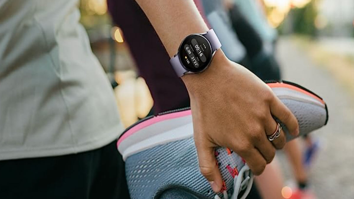 Mulher se espreguiçando para correr enquanto usava um Samsung Galaxy Watch 5.