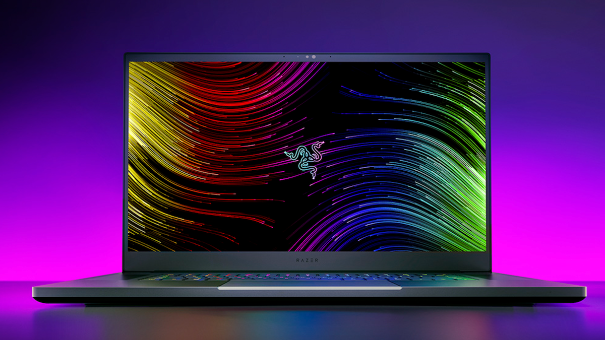 Laptop para jogos Razer Blade 17 em um fundo roxo.