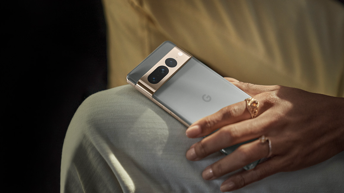 Close de uma mulher segurando um smartphone Google Pixel 7 Pro.
