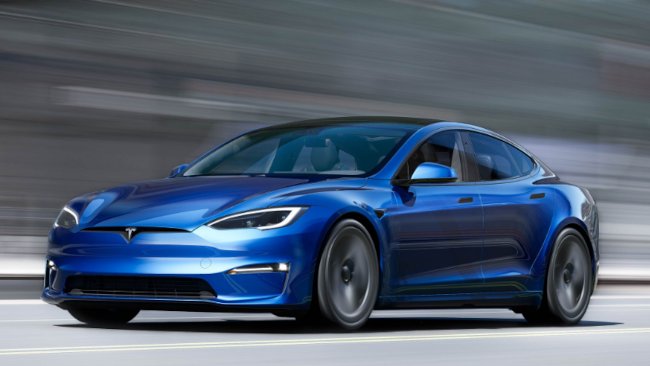 Um Tesla Model S azul.
