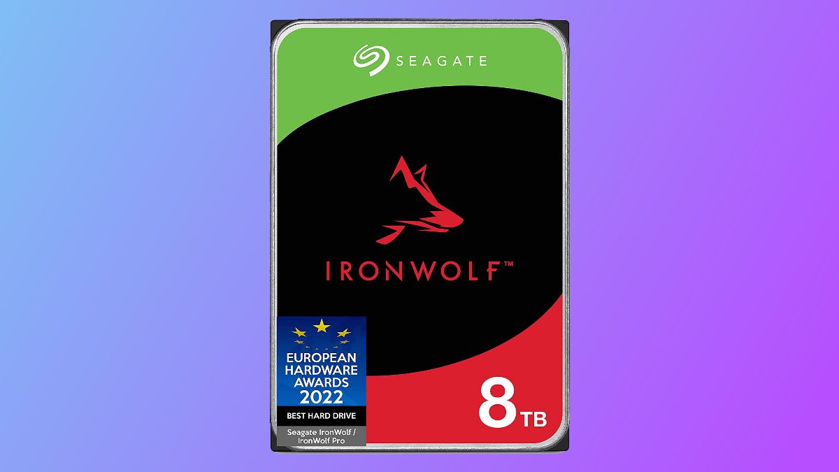 Seagate Ironwolf NAS drive em fundo azul e roxo