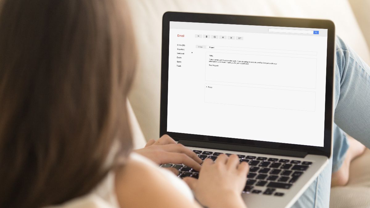 Mulher digitando um e-mail em um laptop