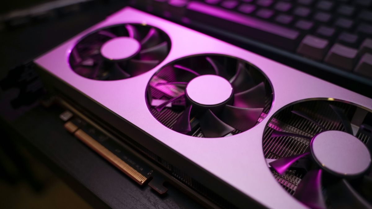 Uma GPU com iluminação rosa.