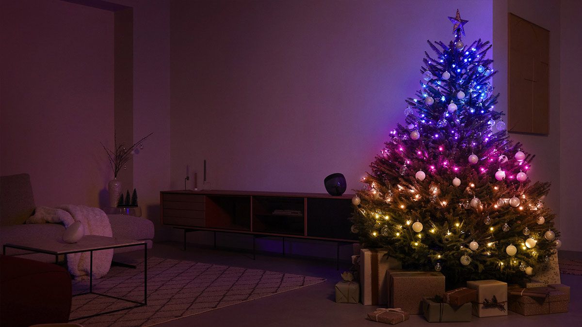 Uma árvore de Natal iluminada com fios de luzes natalinas da Philips Signify.