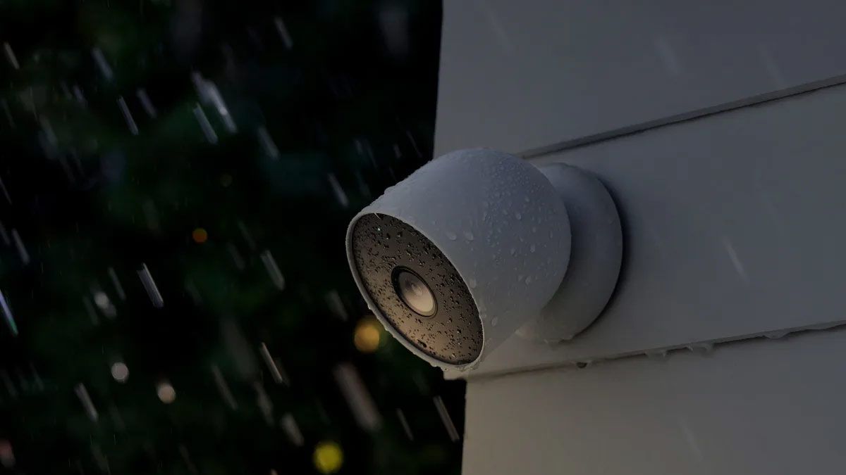 Uma câmera Nest alimentada por bateria na chuva, mostrando sua resistência à água.