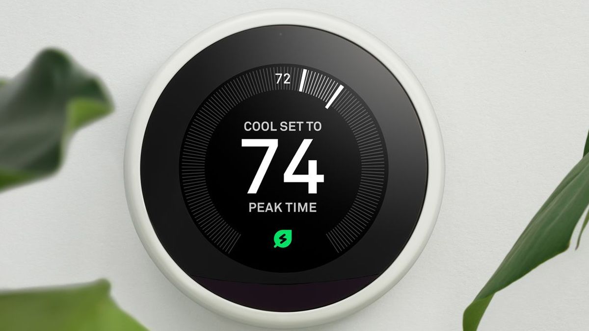 Um Nest Learning Thermostat mostrando o recurso de economia de energia nos horários de pico.