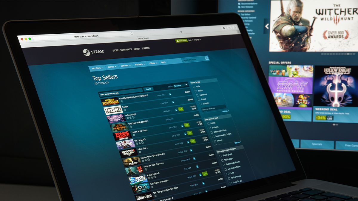 Um laptop aberto para uma promoção do Steam, mostrando descontos em jogos.