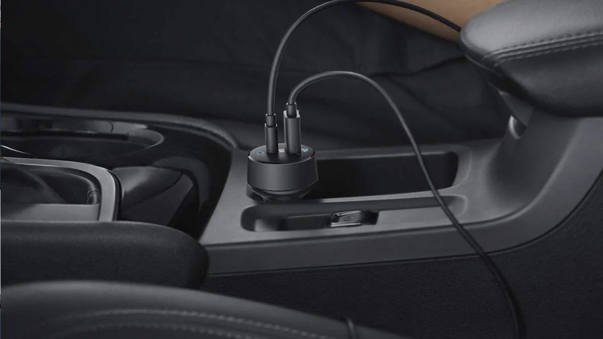 Um carregador USB Anker conectado à porta de 12 volts de um carro.
