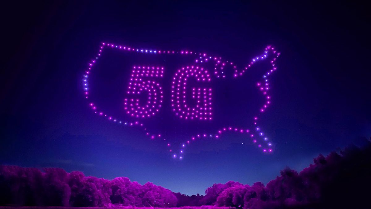 Foto do céu com o contorno dos Estados Unidos com o símbolo '5G' no centro