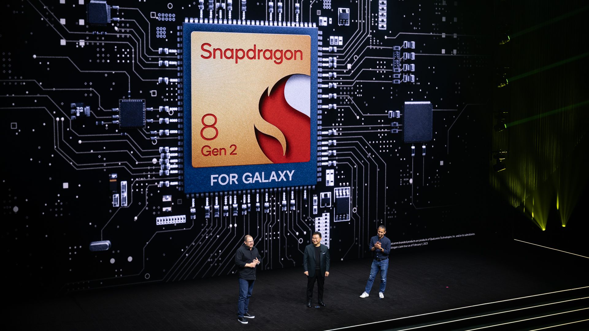 TM Roh, Cristiano Amon e Hiroshi Lockheimer apresentando no Galaxy Unpacked 2023 com o ícone do Snapdragon 8 Gen 2 para Galaxy na tela