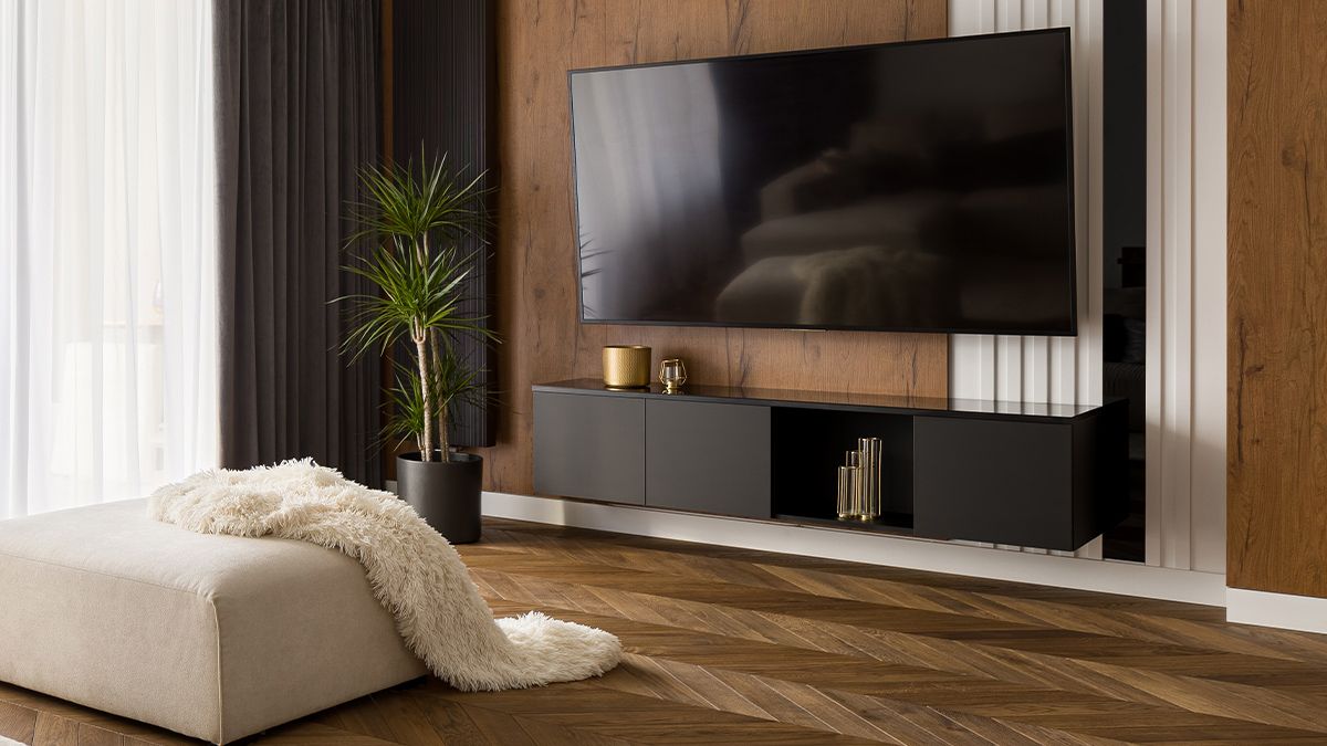 Uma moderna sala de estar com uma grande televisão de tela plana.