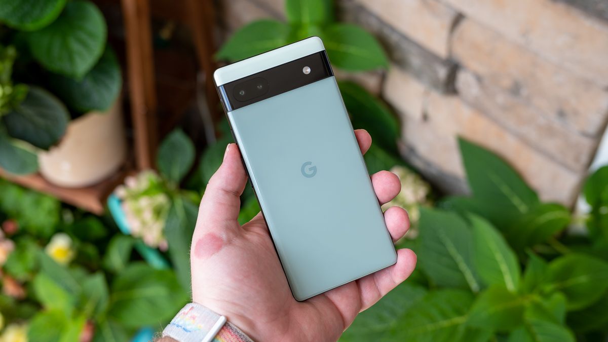 A parte traseira do Google Pixel 6a segurada pela mão de uma pessoa