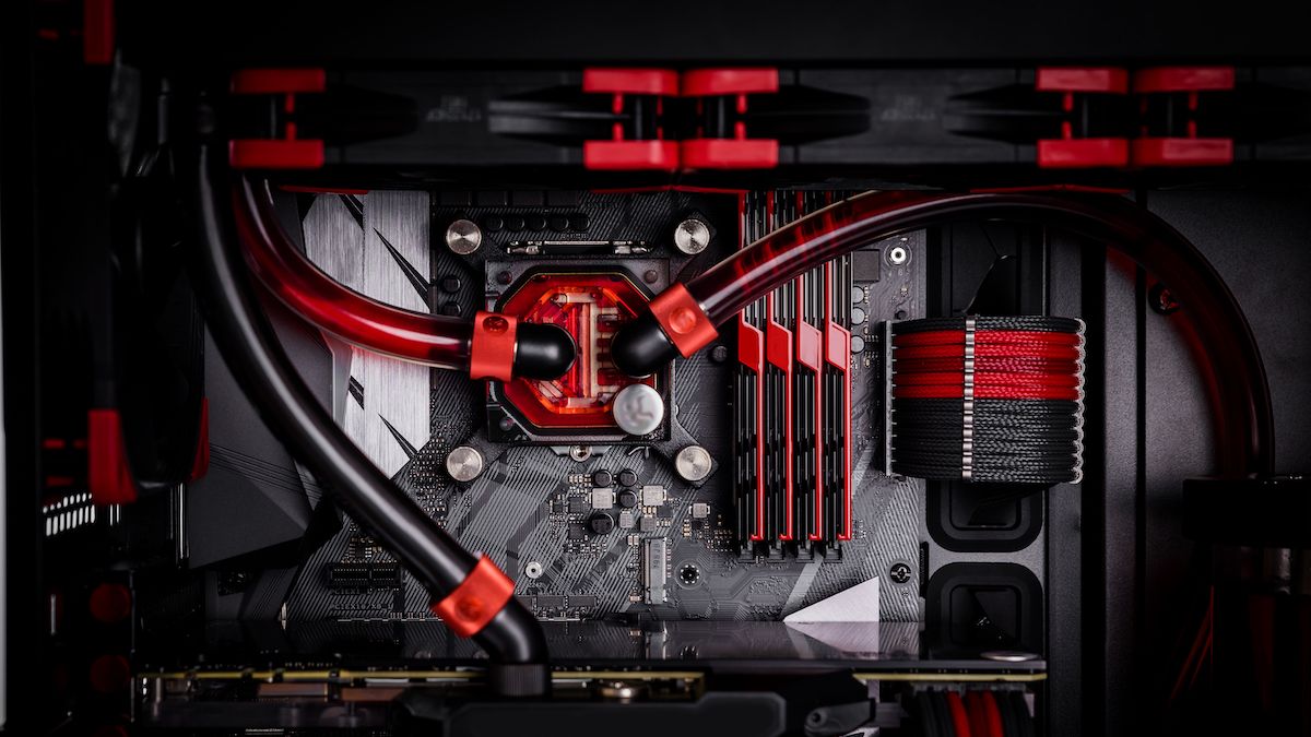 O interior de um PC para jogos mostrando uma placa-mãe com refrigeração líquida.