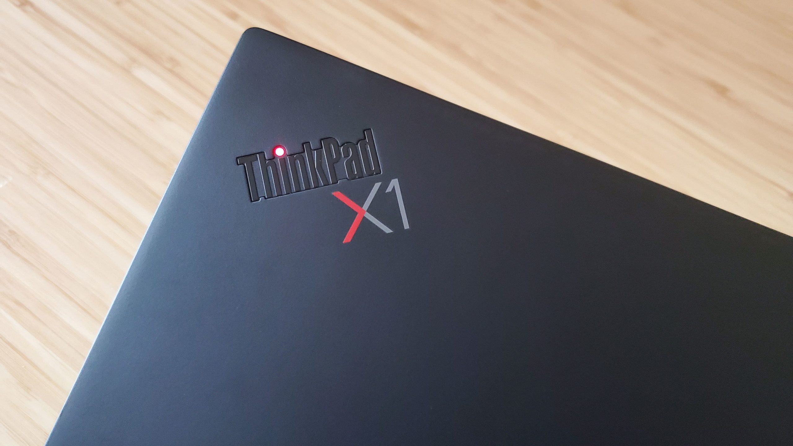 O laptop Lenovo ThinkPad X1 Carbon fechado sobre uma mesa.