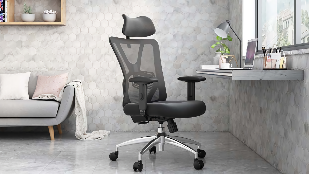 Cadeira ergonômica de escritório Ticova sentada em um escritório branco