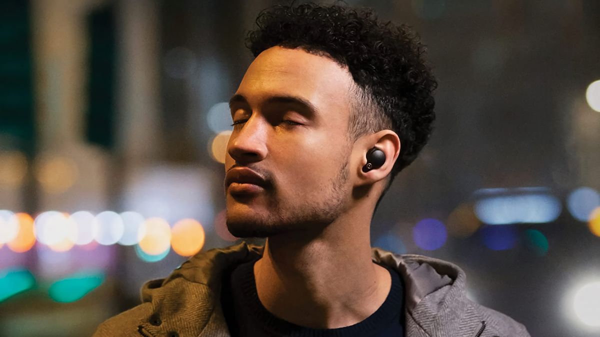 Homem usando um par de fones de ouvido verdadeiramente sem fio Sony WF-1000XM4