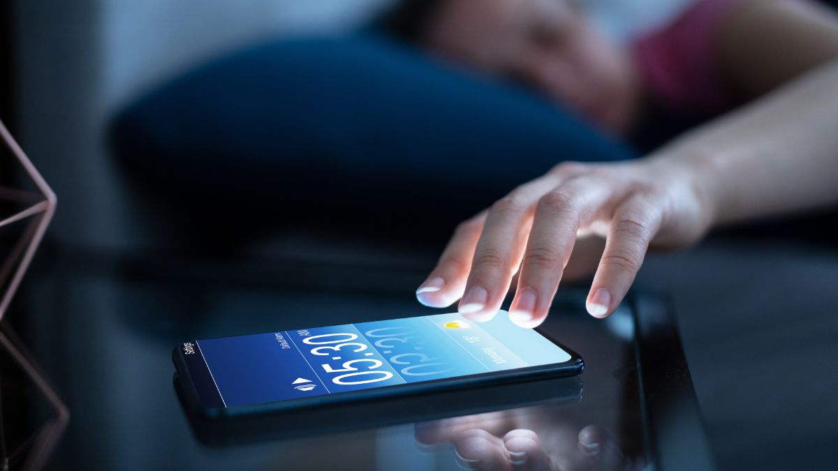 Mulheres desligando o alarme no telefone