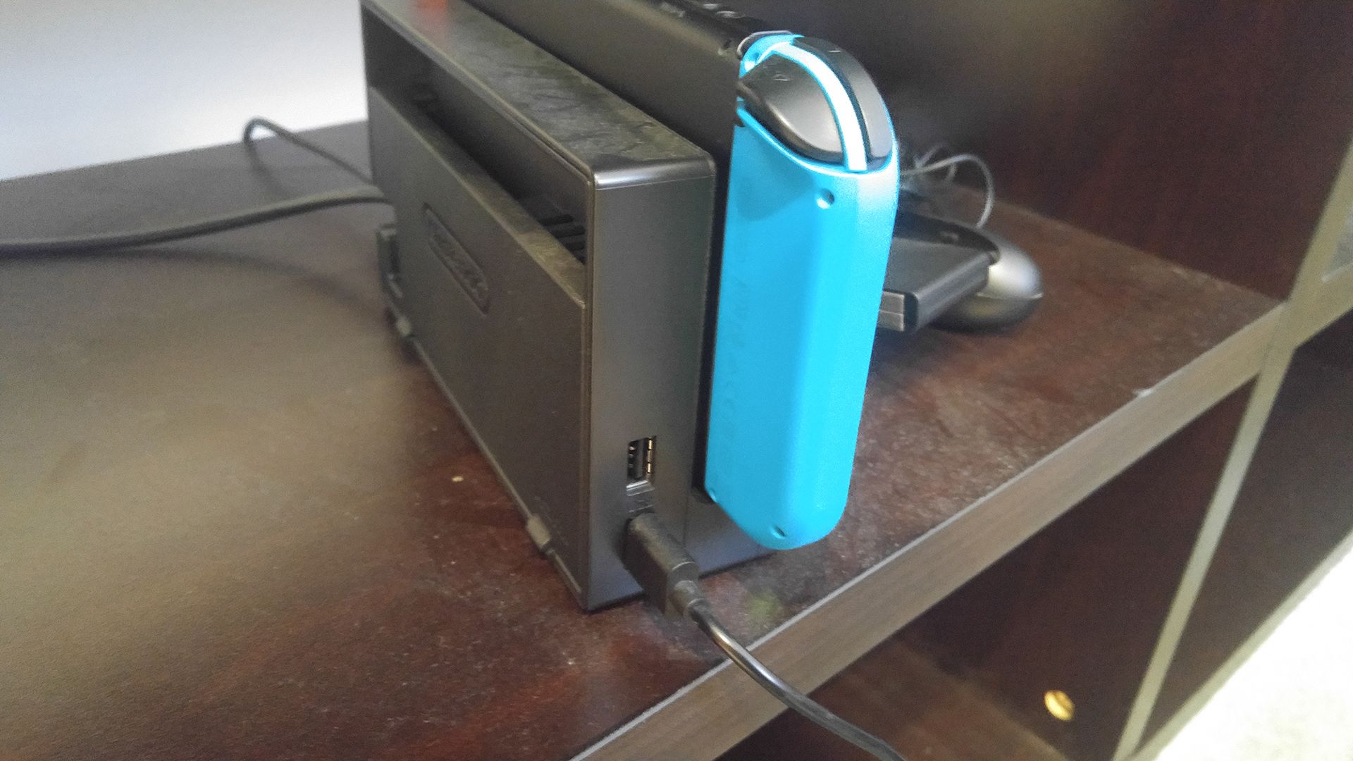 No lado esquerdo de um dock Nintendo Switch, onde estão localizadas as duas portas USB-A.