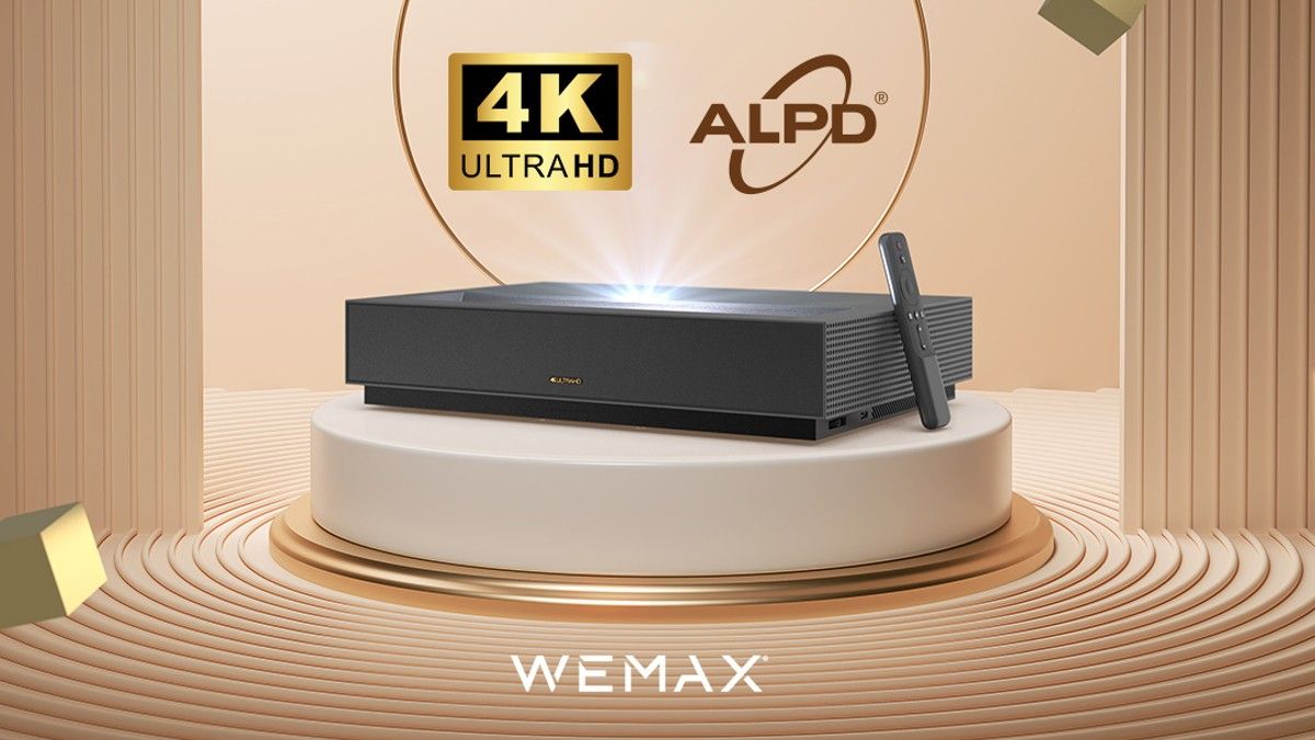 Projetor WEMAX Nova 4K UHD em um riser de exibição.