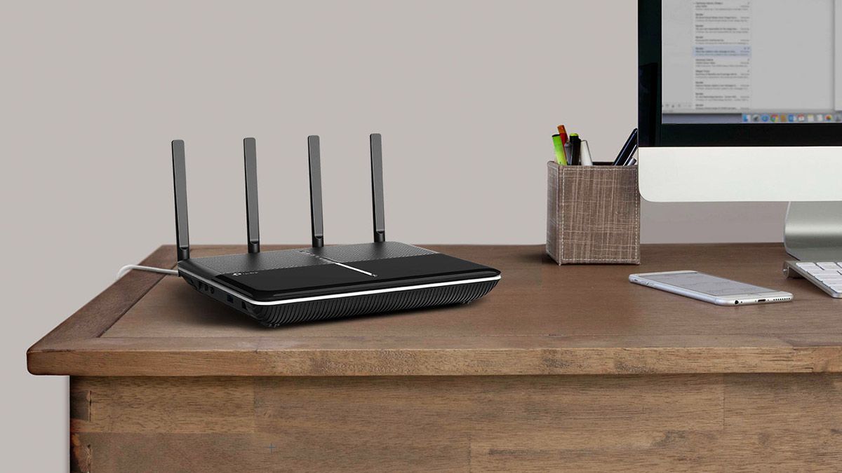 Um roteador TP-Link no canto de uma mesa.