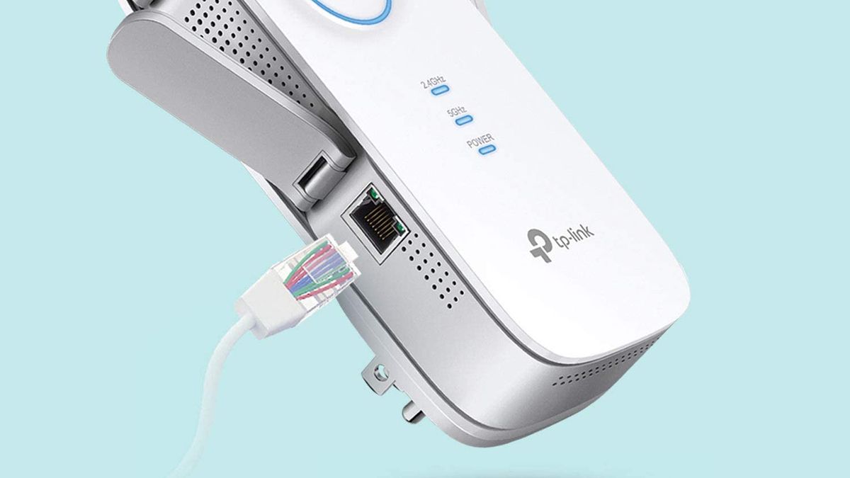 Um exemplo de extensor Wi-Fi TP-Link com porta Ethernet.