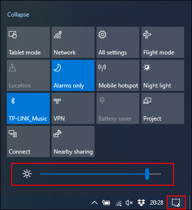 Toque no ícone do Action Center na barra de tarefas do Windows e mova o controle deslizante de brilho para a esquerda
