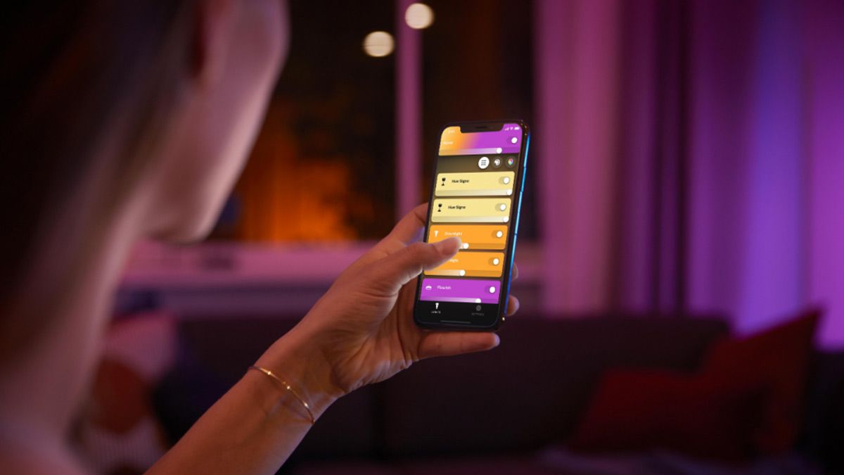 Uma pessoa usando o aplicativo Philips Hue.