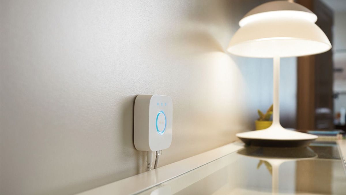 Um hub de luz inteligente Philips Hue.