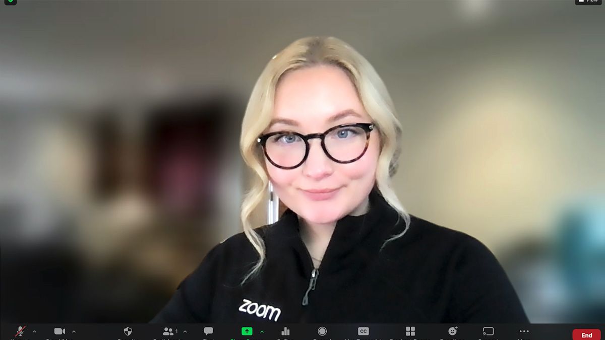 Captura de tela do Zoom com fundo desfocado em uma videochamada