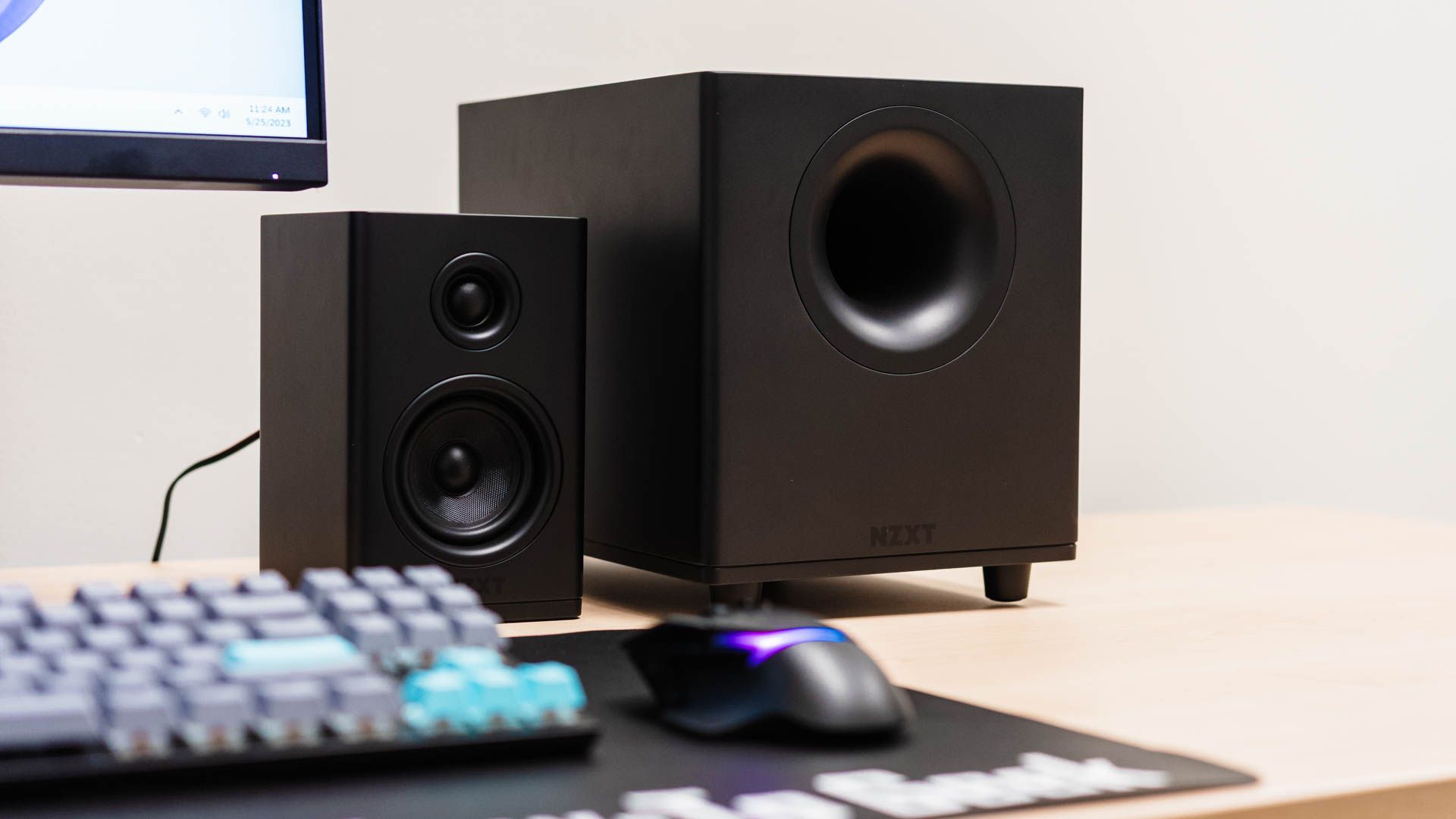 Mesa configurada com o subwoofer Relay NZXT e um alto-falante Relay