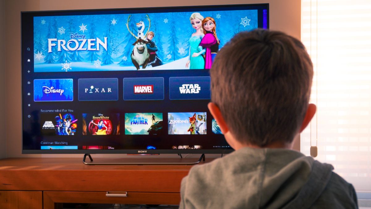 Uma criança assistindo Disney+ na TV