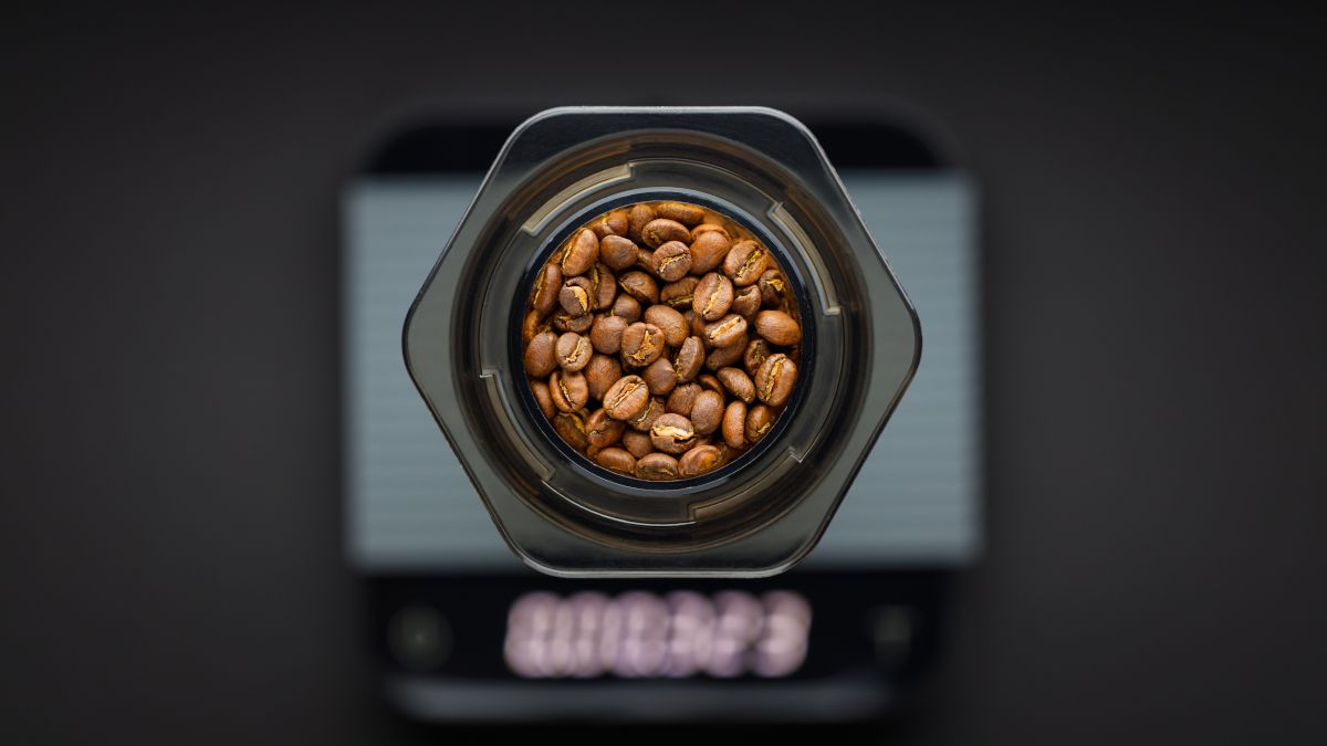 Grãos de café em uma cafeteira aeropress.