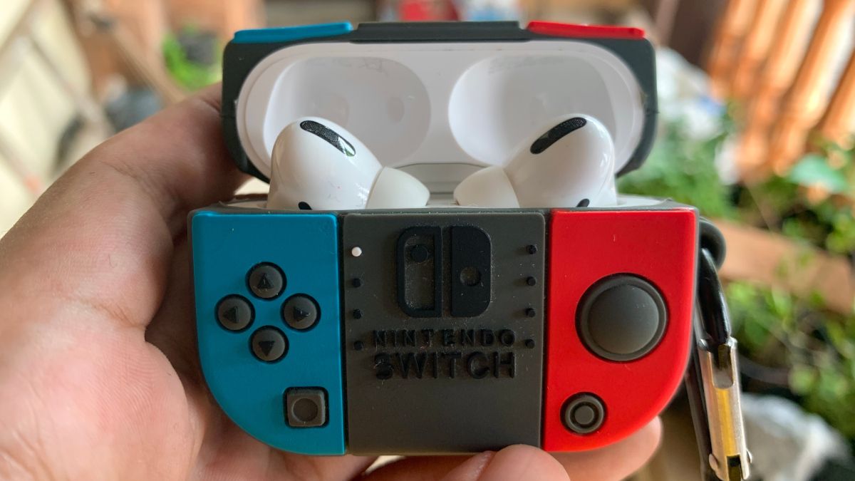 Apple AirPods em um case projetado para se parecer com um Nintendo Switch.