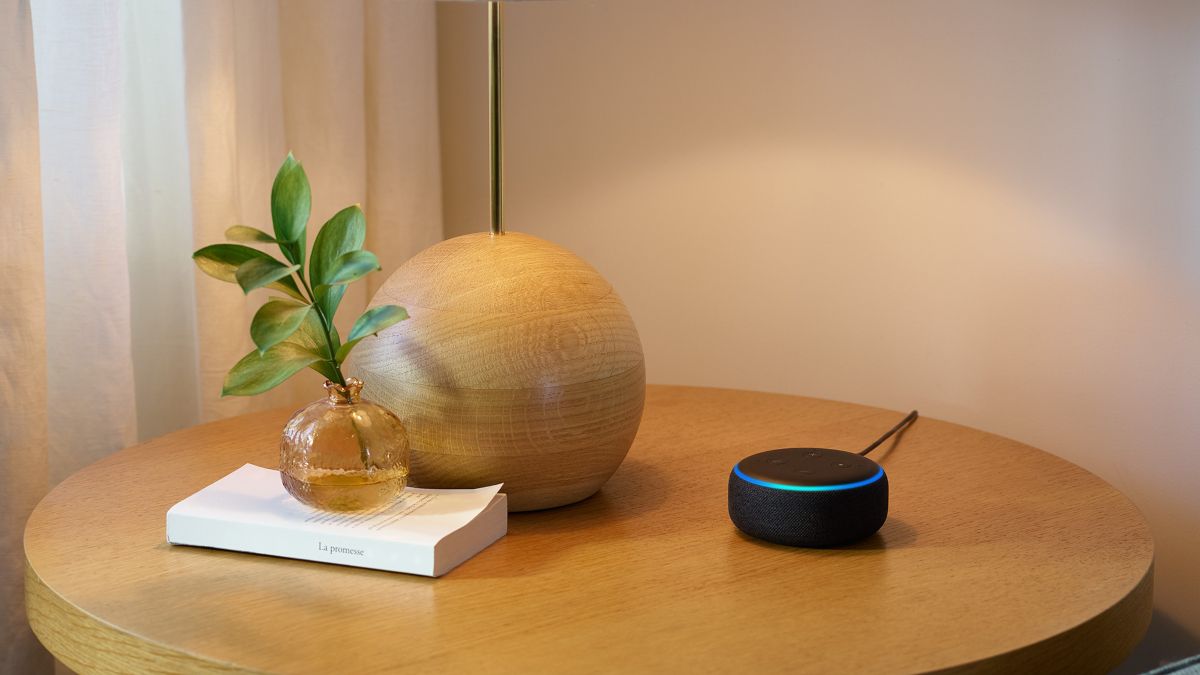 Echo Dot sentado na mesa.