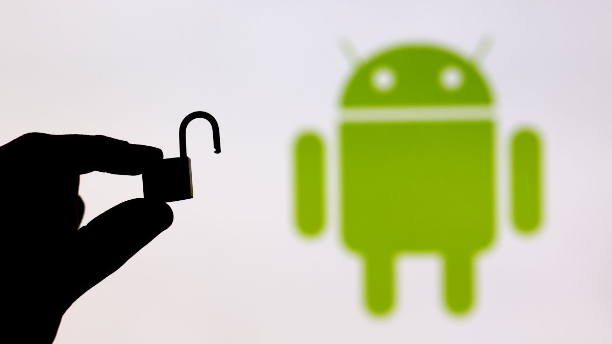 Silhueta de uma mão segurando um cadeado desbloqueado na frente de um logotipo do Android.