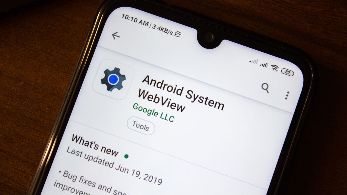 Tela do telefone Android mostrando o aplicativo Android System WebView na Play Store.