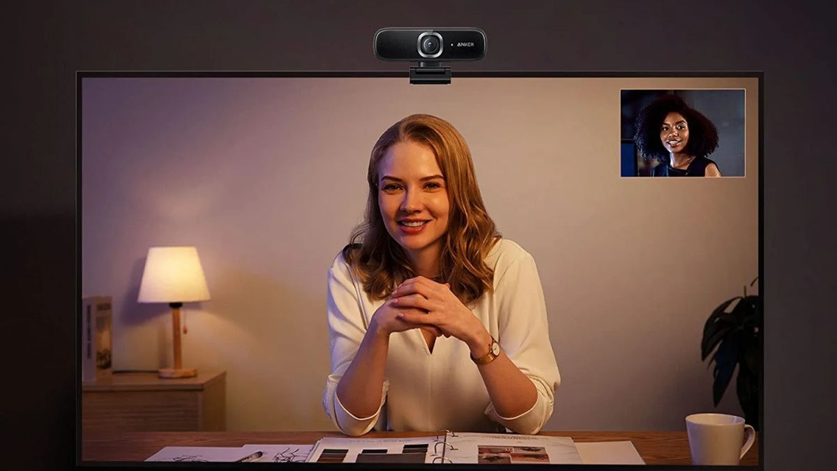 Pessoa usando Anker PowerConf em videochamada