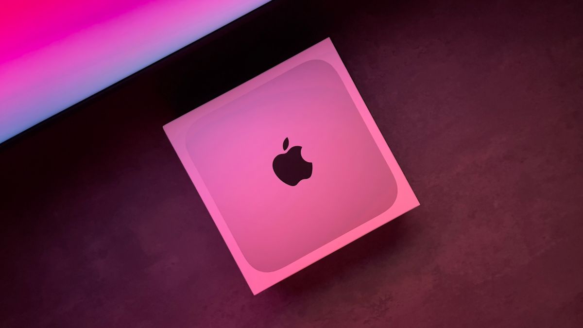 Apple Mac mini em luz rosa