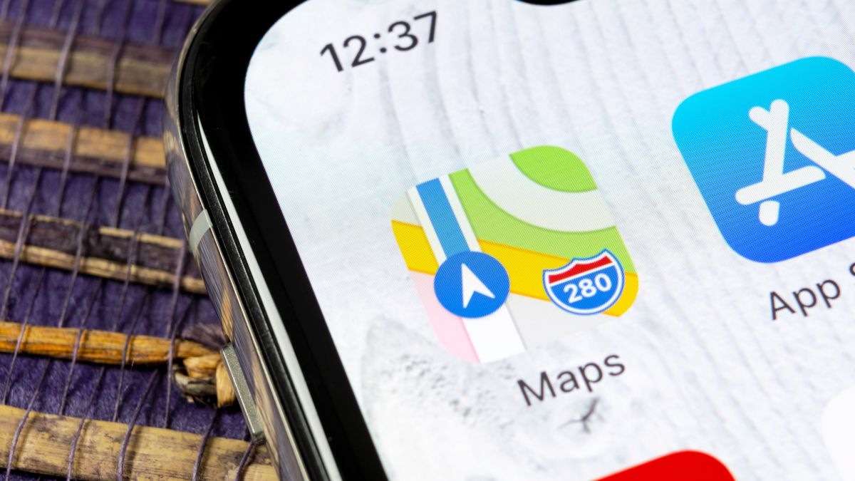 Close do ícone do aplicativo Apple Maps em um iPhone.