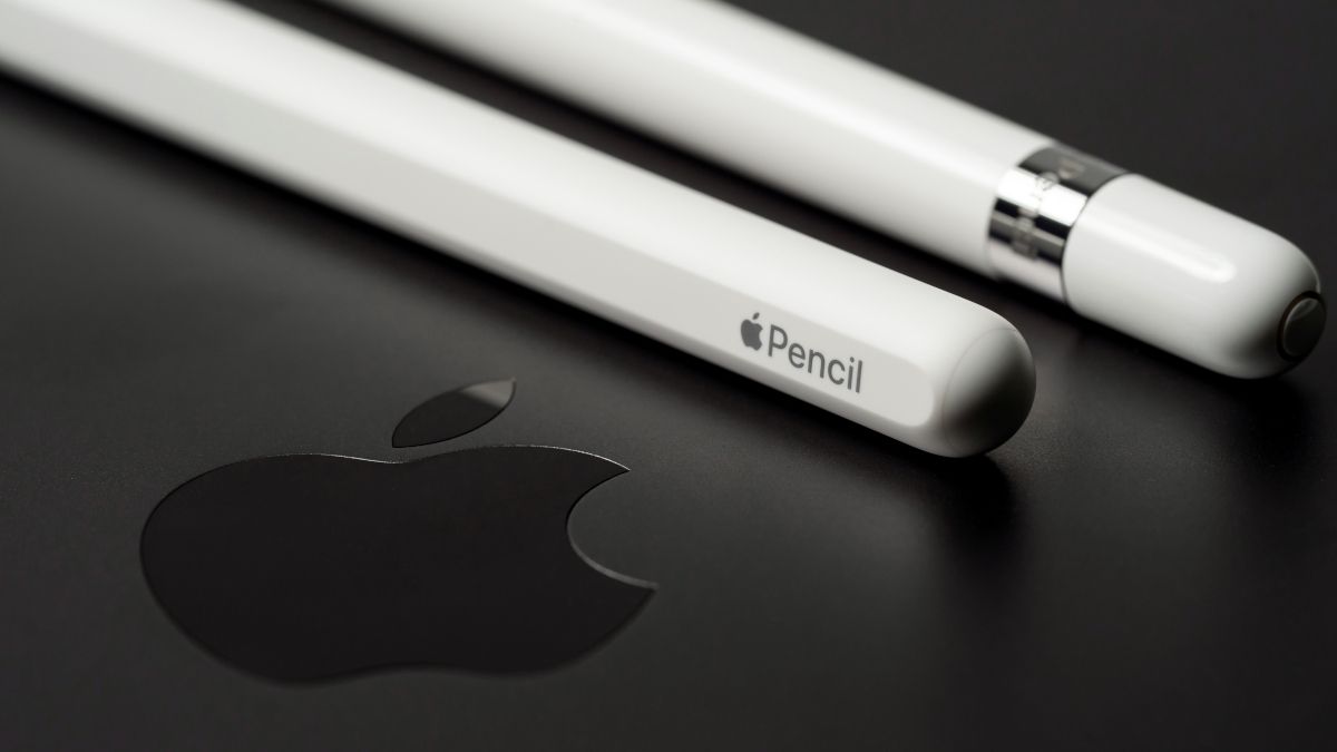 Close de um Apple Pencil na parte superior de um iPad, com o logotipo da Apple visível.