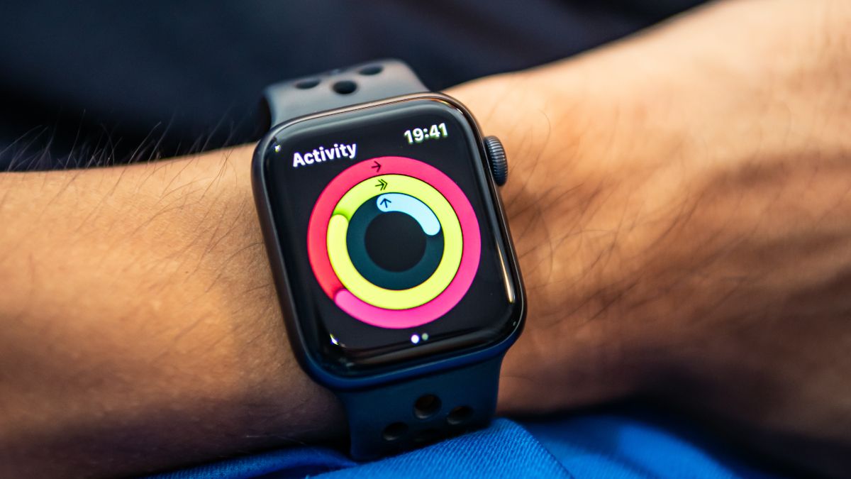 Apple Watch Nike+ Series 4 com anéis de atividade em exibição.