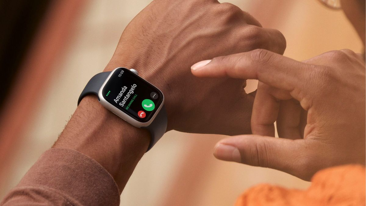 Atendendo uma chamada em um Apple Watch.