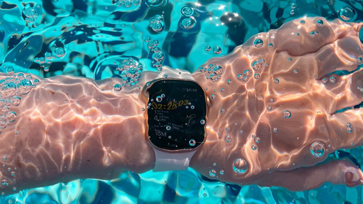 Um Apple Watch no pulso de uma pessoa submersa.