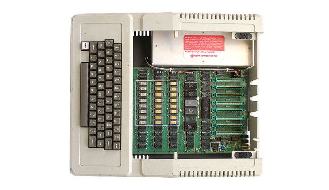 O Apple II com a tampa aberta, mostrando os slots de expansão internos.