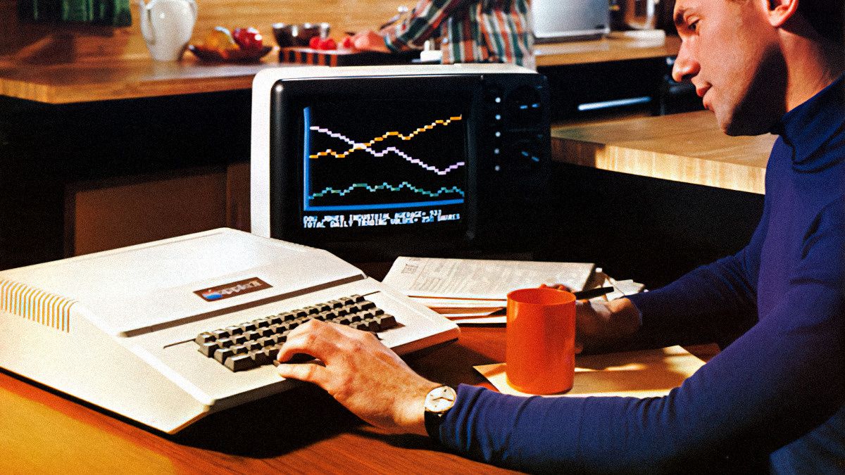 Um homem usando um Apple II em uma cozinha, década de 1970, em um anúncio antigo do Apple II.