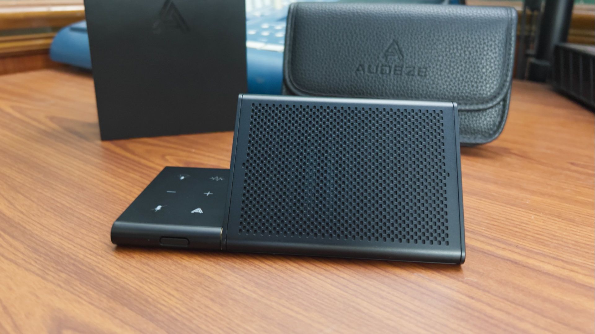 Audeze Filter sentada em uma mesa