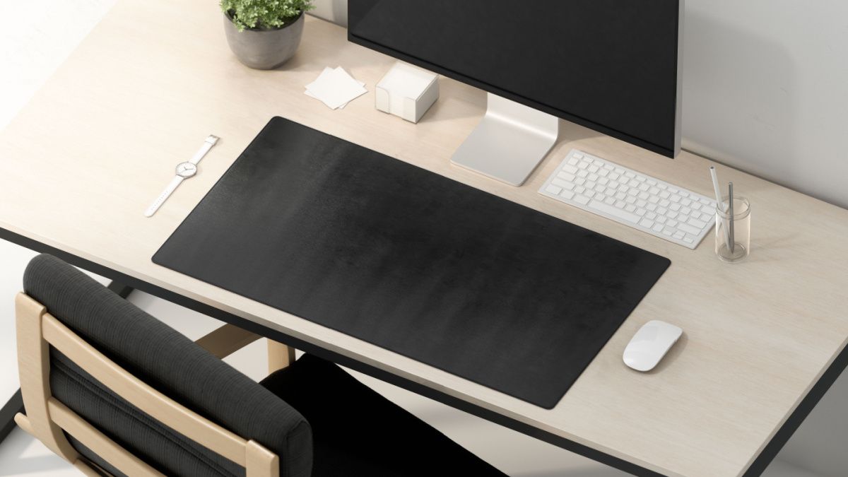 Grande mousepad na mesa.