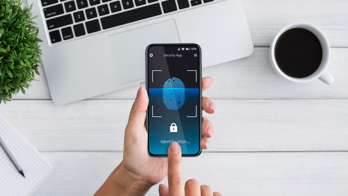 Pessoa acessando um aplicativo de identificação biométrica em um smartphone.